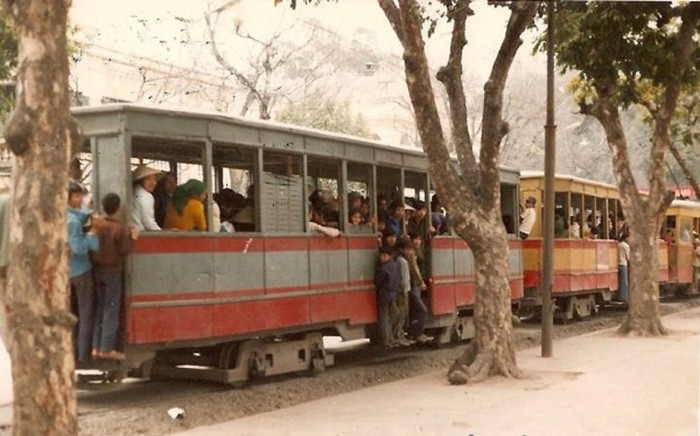 Năm 1991 tàu điện chính thức bị rỡ bỏ và không còn được sử dụng ở Hà Nội nữa.